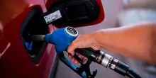 Dl Carburanti e abolizione bollo auto-moto, via libera dal Cdm. Meloni: &ldquo;Altri parlano di patrimoniali, noi togliamo una tassa&rdquo; &ndash; La diretta
