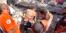 Gaza, crolla edificio danneggiato dai raid israeliani: morti 21 palestinesi