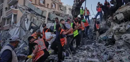 Gaza, crolla un edificio: almeno 11 morti e un centinaio di persone sotto le macerie