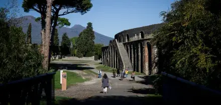 Pompei, abusa di un 17enne durante una visita agli scavi: arrestato un custode