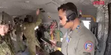 Indonesia, il Giappone interviene contro gli incendi boschivi: le immagine dallinterno degli elicotteri