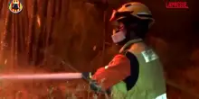 Spagna, i vigili del fuoco domano gli incendi a Valencia: le immagini nel mezzo delle fiamme