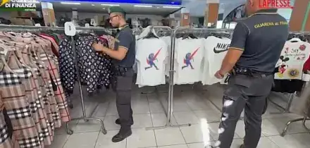 Catania, sequestrati 4.400 capi contraffatti: lenorme magazzino con Versace, Moncler e Louis Vuitton