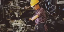 Le donne in fabbrica sono il 21,5% e guadagnano il 12% in meno