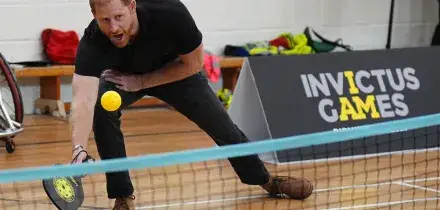 Il principe Harry visita una scuola: il duca del Sussex alla Ninestiles School