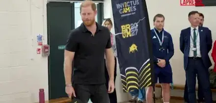 Il principe Harry gioca a pickleball in una scuola a Birmingham