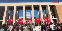 Spin time, studenti forzano blocco a La Sapienza e srotolano uno striscione