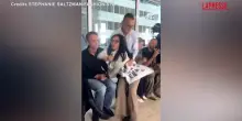 Usa, lad del Council of Fashion Designers immobilizza manifestanti animalisti con la forza: le immagini