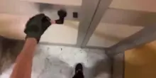 Roma, il video dello studente che ha accoltellato linsegnante: la preparazione e poi entra in azione