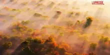 Cina, nebbia e nuvole attraversate dai raggi del sole: il paesaggio diventa da sogno