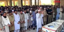 Pakistan, autobomba contro una moschea a Kohat: i funerali delle vittime
