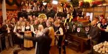 Oktoberfest 2026 al via: migliaia i partecipanti in abiti bavaresi, scorre birra a fiumi