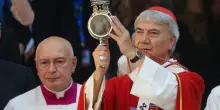 San Gennaro, Cardinal&nbsp;Battaglia mostra l&rsquo;ampolla del sangue sciolto. Le immagini del miracolo