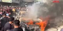 Gaza, attacco israeliano contro veicolo civile: le immagini del mezzo in fiamme