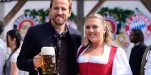 Oktoberfest 2026, i calciatori del Bayern Monaco tra gli stand e fiumi di birra &ndash; Le foto
