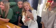 Giorgia Meloni con i ragazzi di Fenix tra ventaglio, selfie e battute su carbonara