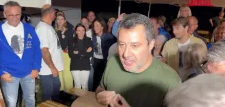 Salvini a Pontida, il leader della Lega taglia la polenta