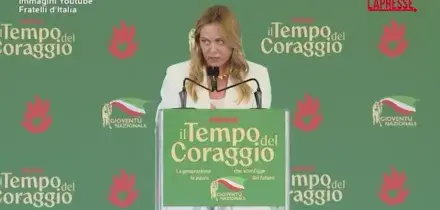 Meloni a Fenix, la premier annuncia lo stop al burqa e niqab a scuola e scatta lovazione della platea