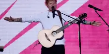 Ed Sheeran parla di Gaza dal palco: &ldquo;Situazione ingiustificabile, ho commesso degli errori&rdquo;