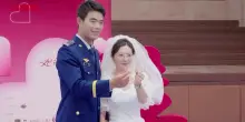 Cina, 26 coppie si sposano durante il "Rose Wedding" di Shanghai