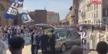 Funerali Sandro Mazzola, larrivo del feretro a SantAmbrogio e il lungo applauso