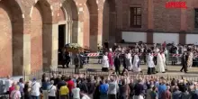 Funerali Mazzola, il feretro lascia Sant&rsquo;Ambrogio: "Sandro uno di noi" il coro dei tifosi