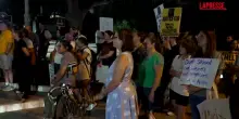 Usa, proteste a Austin dopo che un agente dellICE ha sparato a un uomo