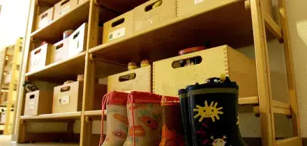 Schiaffi, aggressioni verbali e minacce in asilo nido: educatrice sospesa a Roma