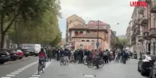 Bambino investito in bici a Torino, la ciclabile umana per dire "Basta morire in strada"