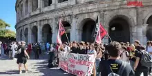 Operaio morto al Colosseo, protesta di studenti e sindacati davanti al monumento
