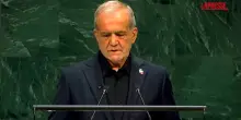 Assemblea Onu, Pezeshkian mostra foto di Khamenei e di bimbi uccisi in raid Usa