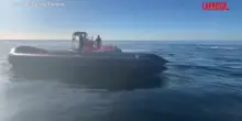 Regno Unito, attivista di estrema destra squarcia gommone soccorritori che salvava migranti: il video
