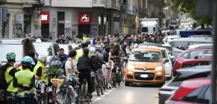 Bambino muore investito mentre va in bici, la protesta dei ciclisti a Torino: le foto della ciclabile umana