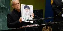 Iran, all&rsquo;Onu il presidente Pezeshkian mostra foto dei bimbi uccisi e sfida Trump: &ldquo;Non ci piegheremo&rdquo;
