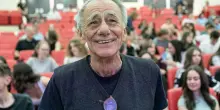 Roberto Vecchioni rassicura i fan sulla sua salute: &ldquo;Spero di tornare il prima possibile&rdquo;
