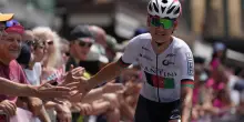 Fariba Hashimi, la ciclista afghana che si fingeva uomo per poter pedalare: le foto della vittoria ai Giochi Asiatici 2026