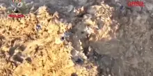 Yemen, forze governative attaccano fortificazioni Houthi: le immagini dei raid