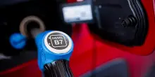 Carburanti, domani fine sconto su accise ma Eni fissa il &lsquo;price cap&rsquo;. Il governo ringrazia la compagnia petrolifera