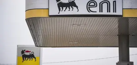 Carburanti, il weekend porta rincari con lo sconto sulle accise dimezzato. Ma Eni fissa il &lsquo;price cap&rsquo;