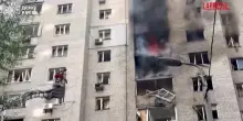 Ucraina, droni russi colpisco edificio di 16 piani a Kiev: muore un 14enne