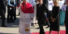 Papa Leone XIV in Francia, accolto da Macron: &ldquo;Qui per desiderio di pace e riconciliazione&rdquo; &ndash; La diretta