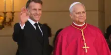 Papa Leone XIV in Francia, Emmanuel Macron accoglie il Pontefice: ecco le foto pi&ugrave; belle