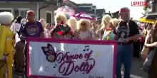 Usa, New Orleans celebra Dolly Parton: la coloratissima sfilata nel quartiere francese