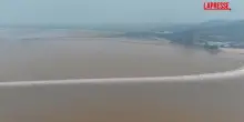 Cina, la spettacolare onda di marea sul fiume Qiantang: migliaia di turisti a bocca aperta