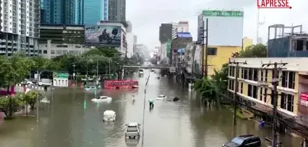 Alluvione a Bangkok, la capitale della Thailandia sommersa dallacqua
