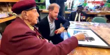 Canada, il Principe Harry si lancia con il paracadute per mantenere la promessa fatta a un veterano