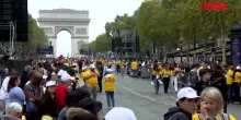 Papa Leone XIV a Parigi, migliaia di persone agli Champs-&Eacute;lys&eacute;es in attesa di Prevost