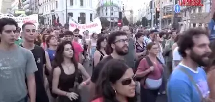 Spagna, a Madrid la protesta contro la crisi abitativa: in migliaia con le chiavi di casa in mano