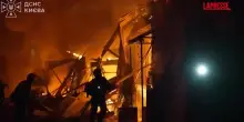 Ucraina, droni su Kiev: i vigili alle prese con lincendio di unofficina