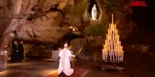 Papa Leone XIV a Lourdes, la preghiera nella Grotta delle Apparizioni